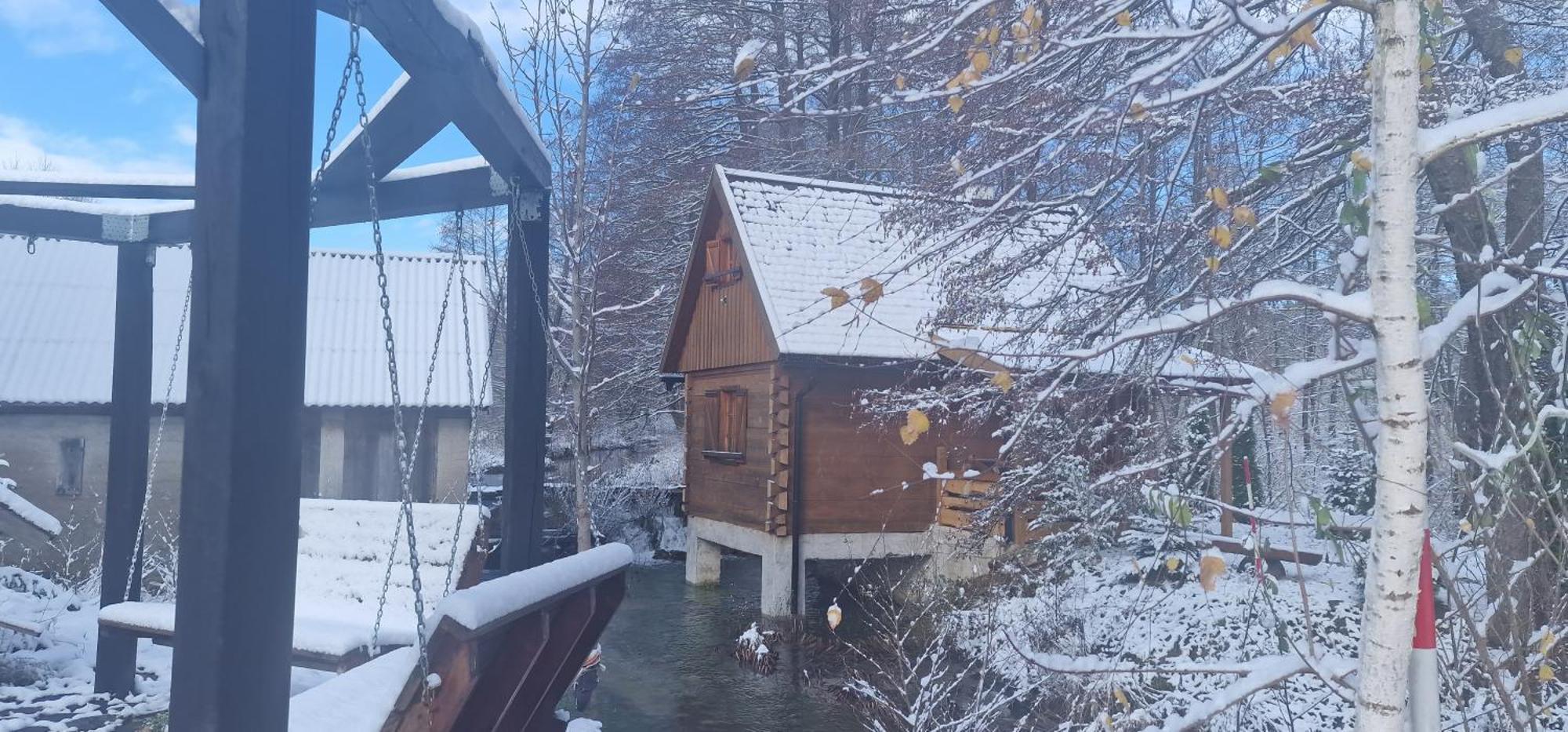Vodenica Vrelo Chalets Vrelo Korenicko ห้อง รูปภาพ